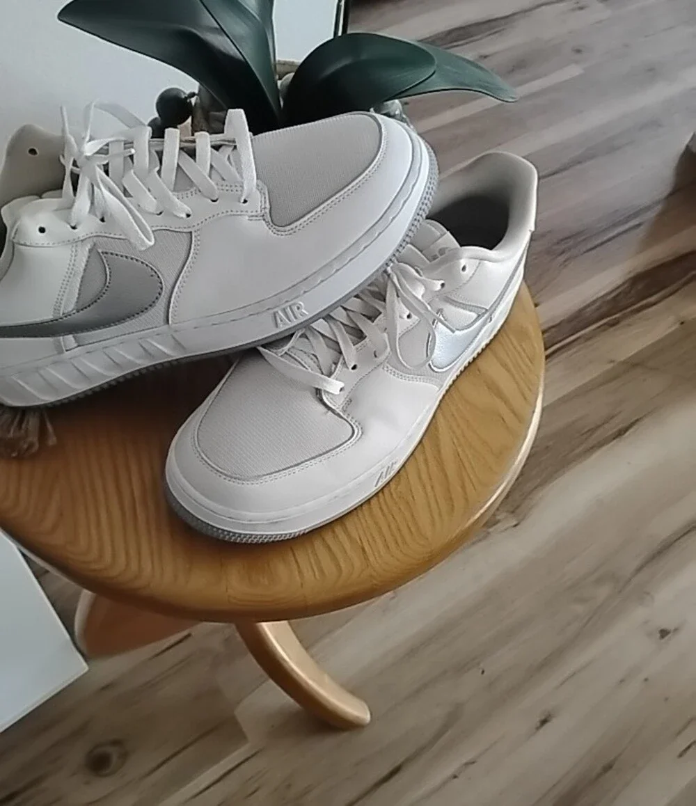 Nike men’s Low-Top  Air Force 1 Sneakers in White and Silver Sz 12